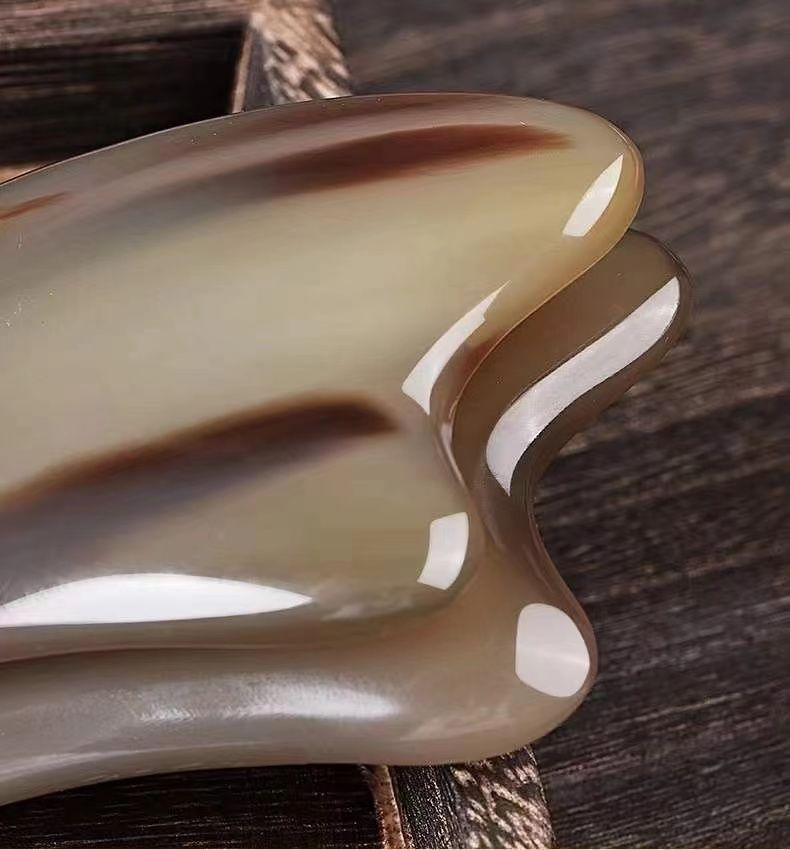 一次臉部刮痧等於10次美容‼ 刮對臉減齡有氣質,拒絕鬆弛垮臉 天然牛角刮痧板(贈送5瓶植物精油)堅持一周兩次逆齡容顏,皮膚彈嫩有光澤 一次臉部刮痧等於10次美容‼ 刮對臉減齡有氣質,拒絕鬆弛垮臉 天然牛角刮痧板(贈送5瓶植物精油)堅持一周兩次逆齡容顏,皮膚彈嫩有光澤